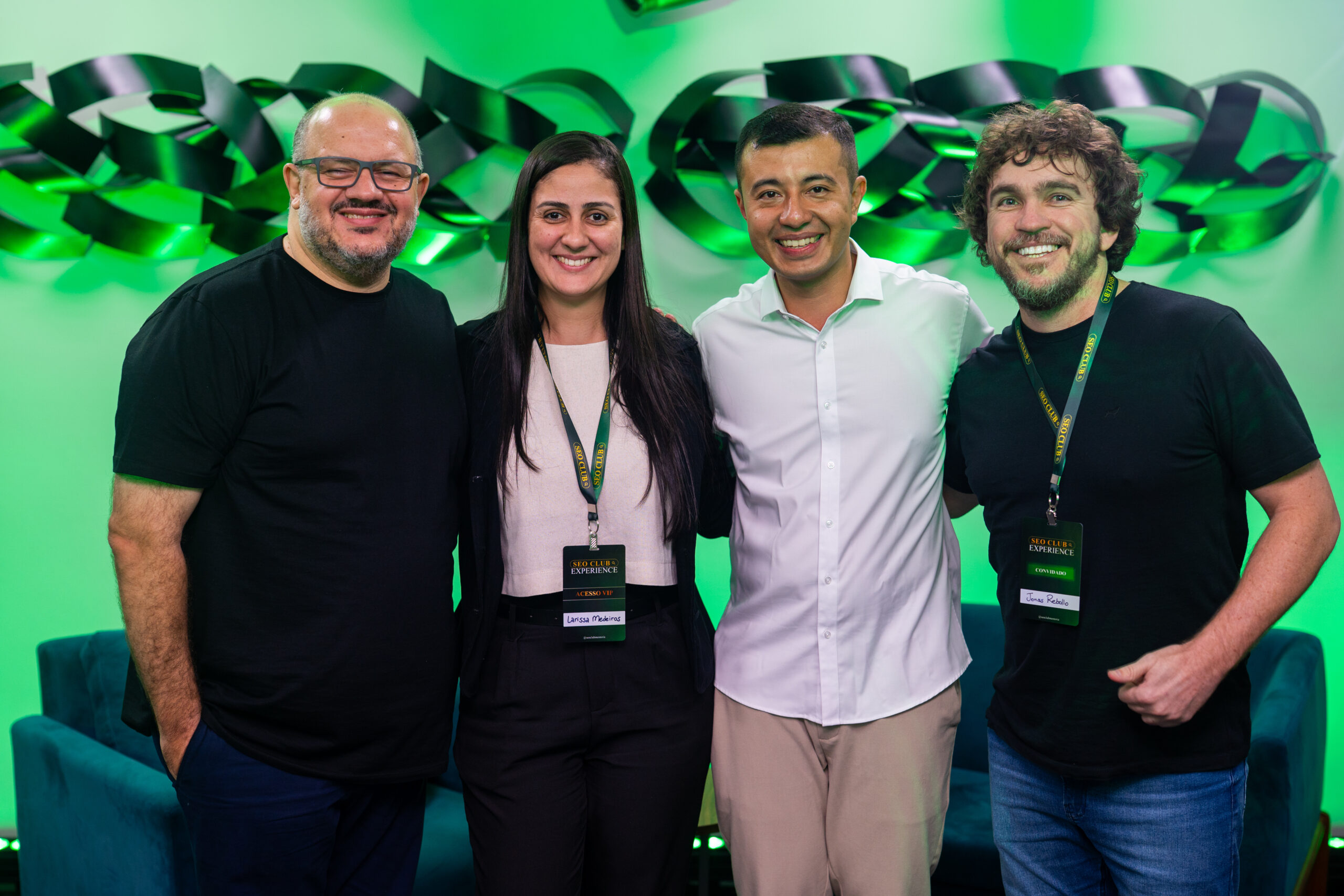 Consultora SEO Larissa Barros oferecendo soluções em otimização de sites e aumento de tráfego orgânico.