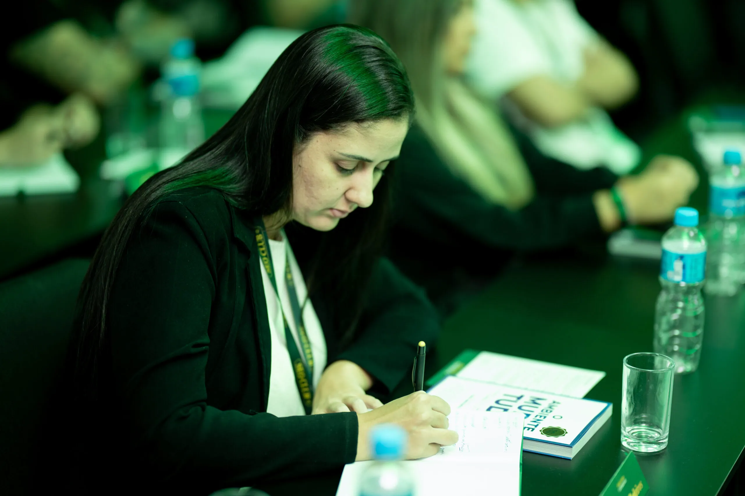 Consultora SEO Larissa Barros aplicando estratégias durante análise técnica para otimização de sites