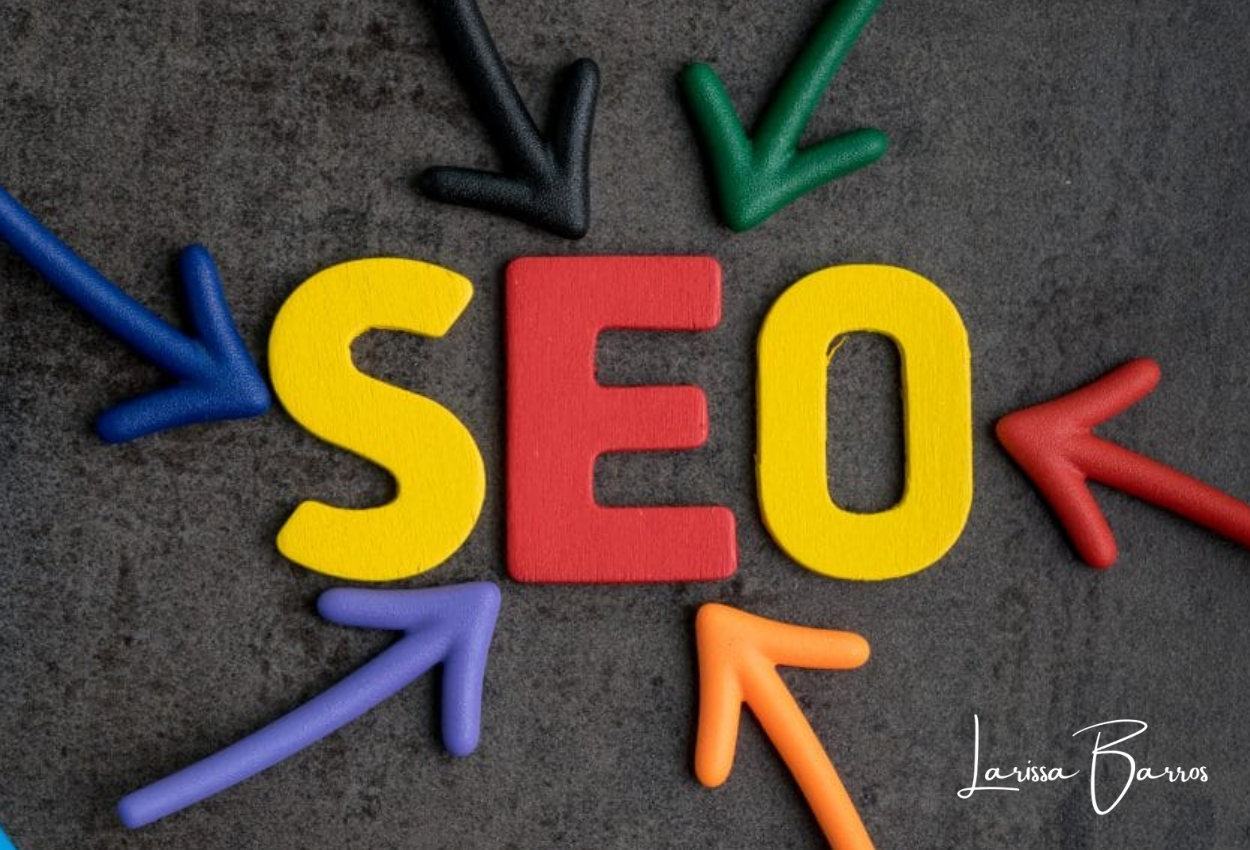Imagem ilustrativa com a palavra SEO no centro e setas coloridas representando estratégias aplicadas por um consultor SEO.